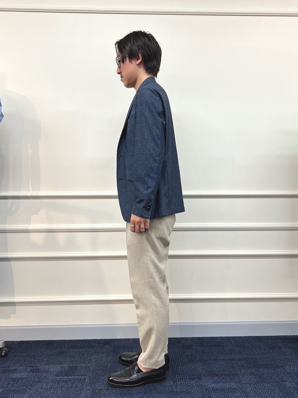 ブルー系のテーラードジャケット、ブルー系のTシャツ/カットソー、ホワイト系のその他パンツを着用したメンズの春コーディネートの4枚目の写真
