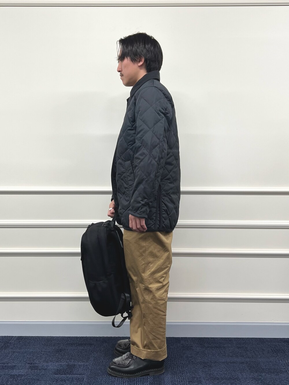 グレー系のダウンジャケット/コート、ホワイト系のシャツ/ブラウス、ブルー系のカーディガン/ボレロを着用したメンズの冬コーディネートの6枚目の写真