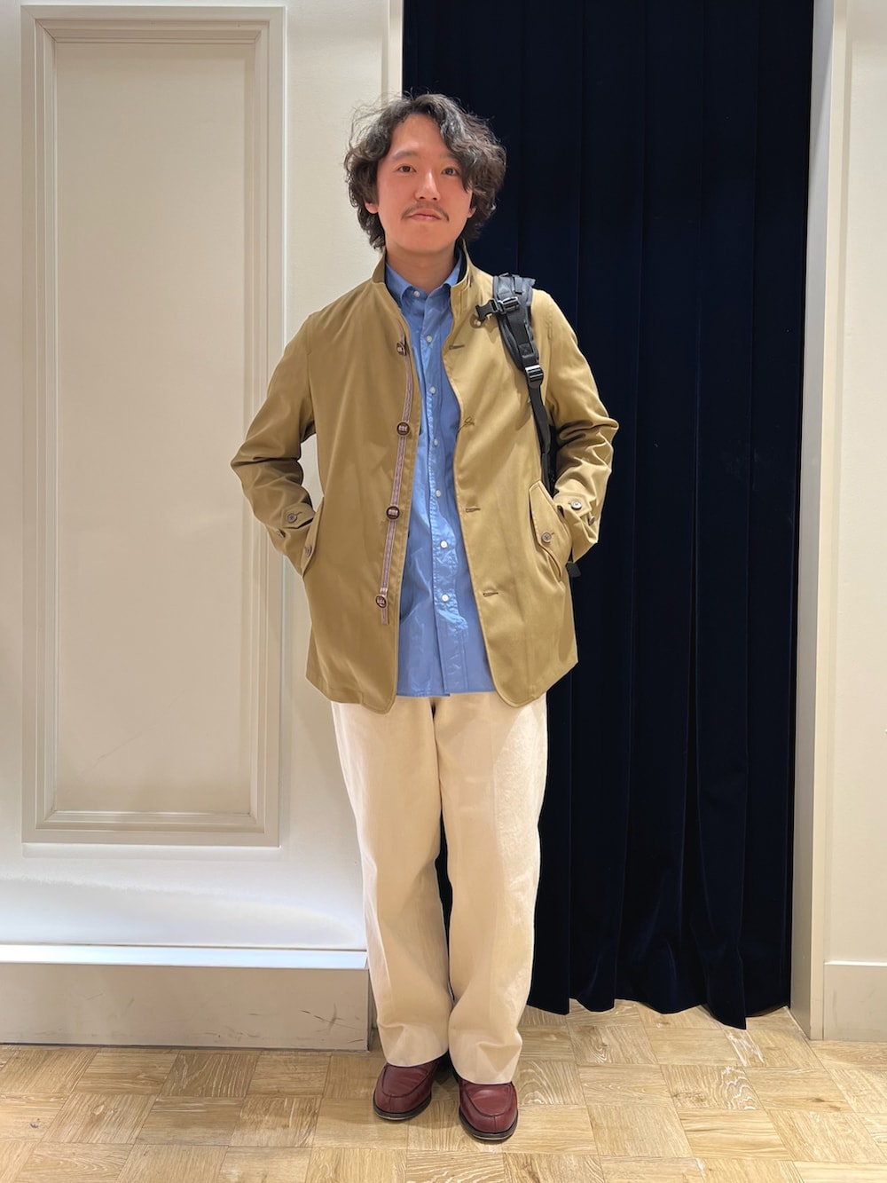 ベージュ系のブルゾン、ブルー系のシャツ/ブラウス、ホワイト系のデニムパンツを着用したメンズの春コーディネートの3枚目の写真