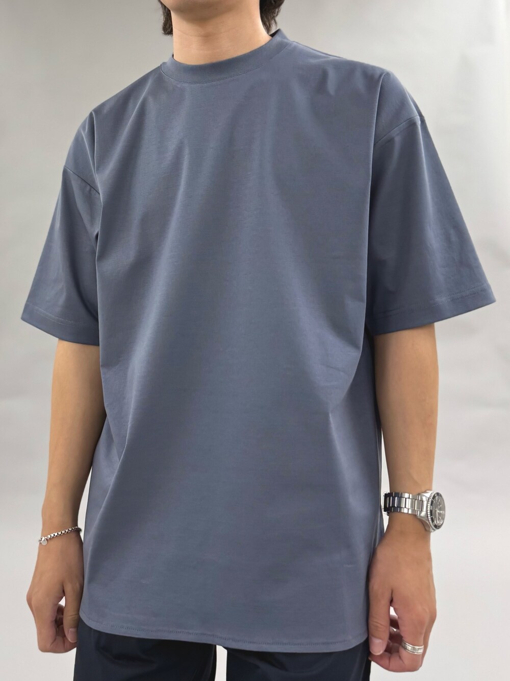 ブルー系のTシャツ/カットソー、ブラック系のローファーを着用したメンズの春コーディネートの7枚目の写真