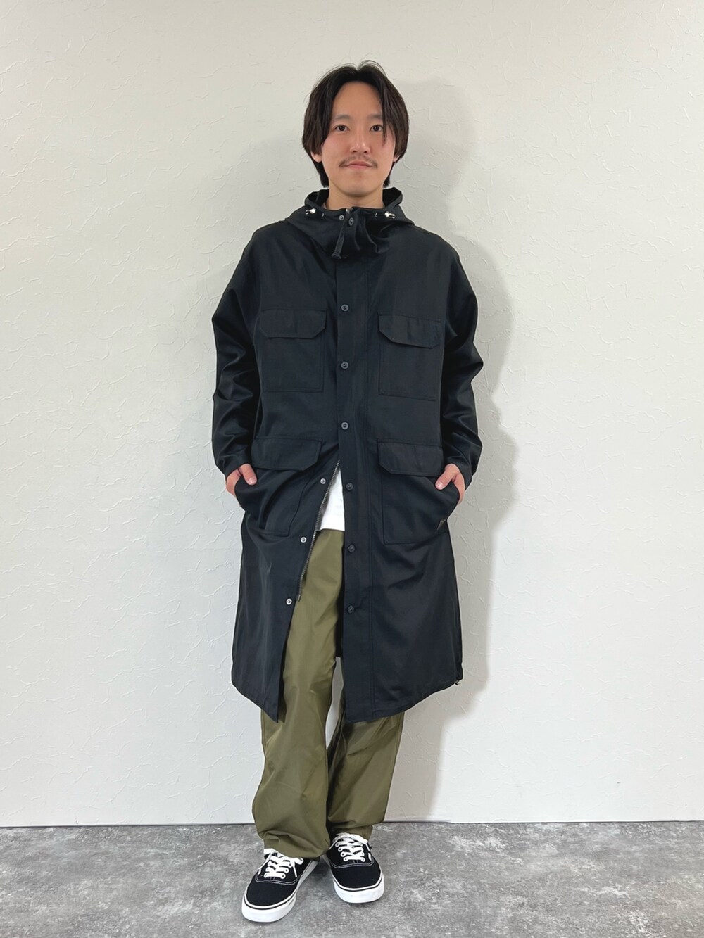 「シンプルコーデ、メンズファッション、大人カジュアル、シンプル、ラフコーデ、低身長、ミリタリージャケット、春、休日コーデ、ラフ、スニーカー、カジュアル、カジュアルコーデ、コート、低身長コーデ」｜「TAIONの【TAION/タイオン】ノンダウン ミリタリー ロングフードコート（モッズコート、ブラック系）」を使った、nishiokaさん（メンズ・169cm）の冬コーディネートの2枚目の写真
