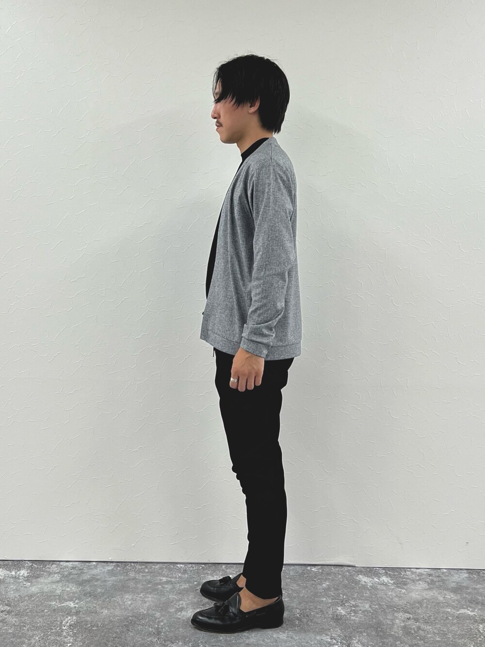 グレー系のカーディガン/ボレロ、ブラック系のTシャツ/カットソー、ブラック系のその他パンツを着用したメンズの夏コーディネートの5枚目の写真