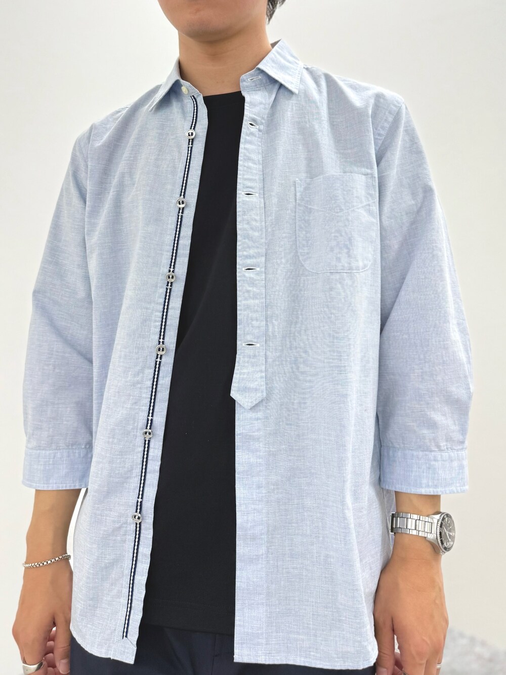 ブルー系のシャツ/ブラウス、ブルー系のTシャツ/カットソー、ブルー系のその他パンツを着用したメンズの春コーディネートの8枚目の写真