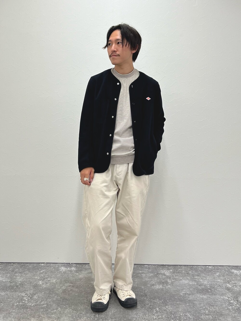 ブラック系のブルゾン、ホワイト系のTシャツ/カットソーを着用したメンズの秋コーディネートの2枚目の写真