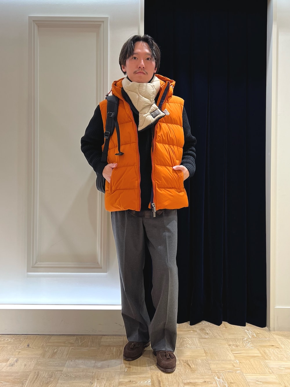「冬コーデ、マイベストコーデ2024、ダウンジャケット、マフラーぐるぐる、クリスマスに着たい服、ダウンベスト、休日スタイル、レイヤードスタイル、冬アウター、カジュアルコーデ、マフラー、バックパック、シャツ、秋冬コーデ、チェック」｜「NOLLEY’Sのシャギーチェック レギュラーシャツ（シャツ/ブラウス、グリーン系）」を使った、nishiokaさん（メンズ・169cm）の冬コーディネートの4枚目の写真