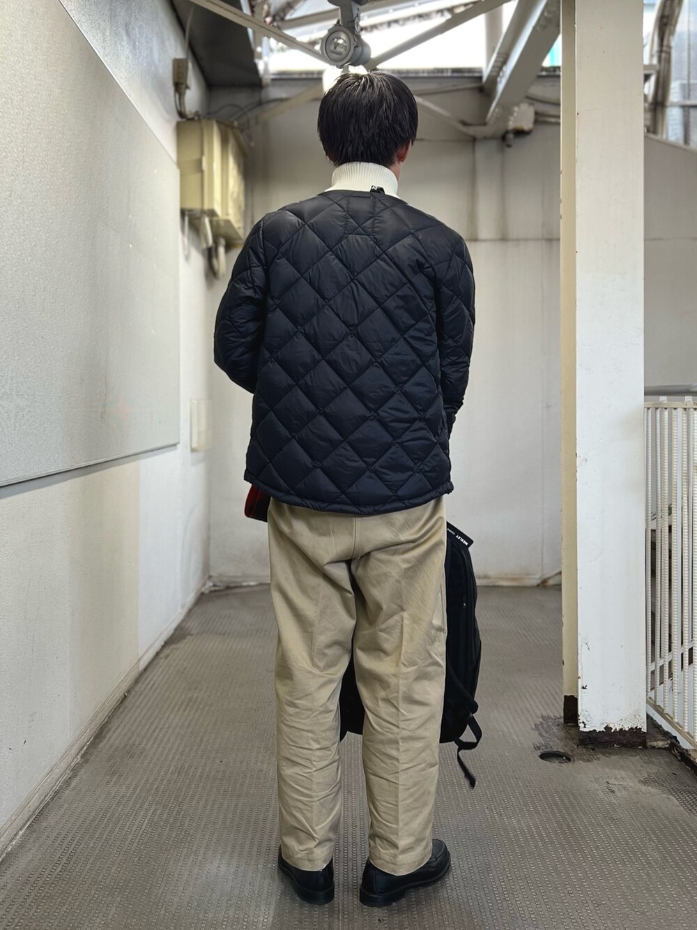 「レイヤードスタイル、冬アウター、チェック、休日スタイル、クリスマスに着たい服、赤、お出かけコーデ、マフラー、きれいめカジュアル、タートルネック、ダウンジャケット、オトナカジュアル、カジュアル、カジュアルコーデ、冬コーデ」｜「NOLLEY'S goodmanのR/Sウールカシミヤマフラー30（マフラー、レッド系）」を使った、nishiokaさん（メンズ・169cm）の冬コーディネートの4枚目の写真