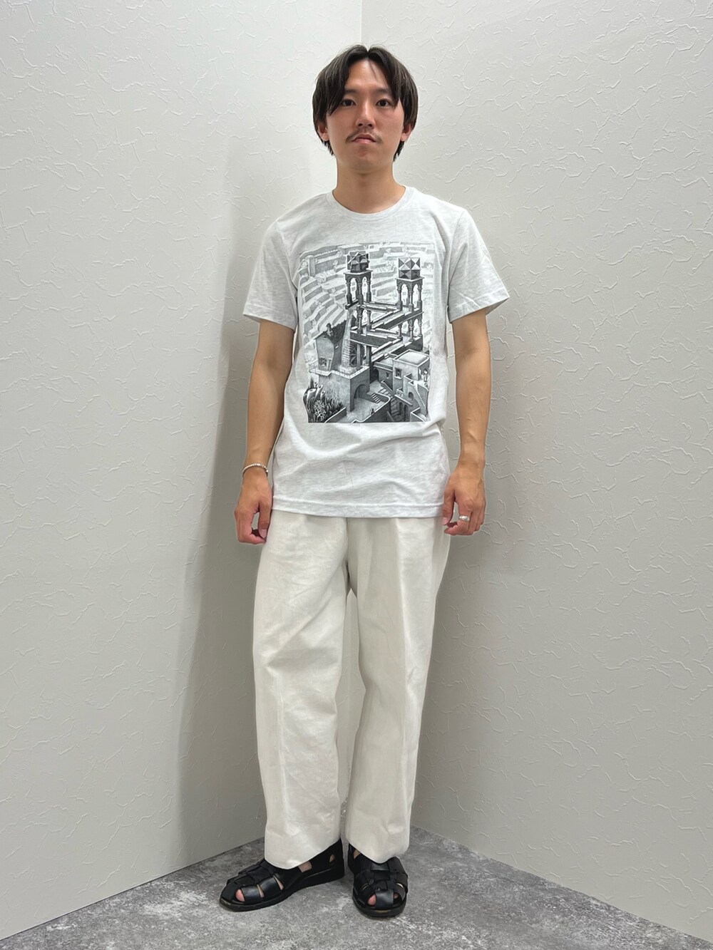 「夏だ！Tシャツ着よう！、夏コーデ、レイヤードスタイル、サンダル、柄シャツ、休日スタイル、Tシャツ、モノトーン、カジュアル、カジュアルコーデ、春夏コーデ、プリントT、グルカサンダル、オープンカラーシャツ、リラックススタイル」｜「NOLLEY’Sの総柄オープンカラーメッシュシャツ（シャツ/ブラウス、グレー系）」を使った、nishiokaさん（メンズ・169cm）の夏コーディネートの8枚目の写真