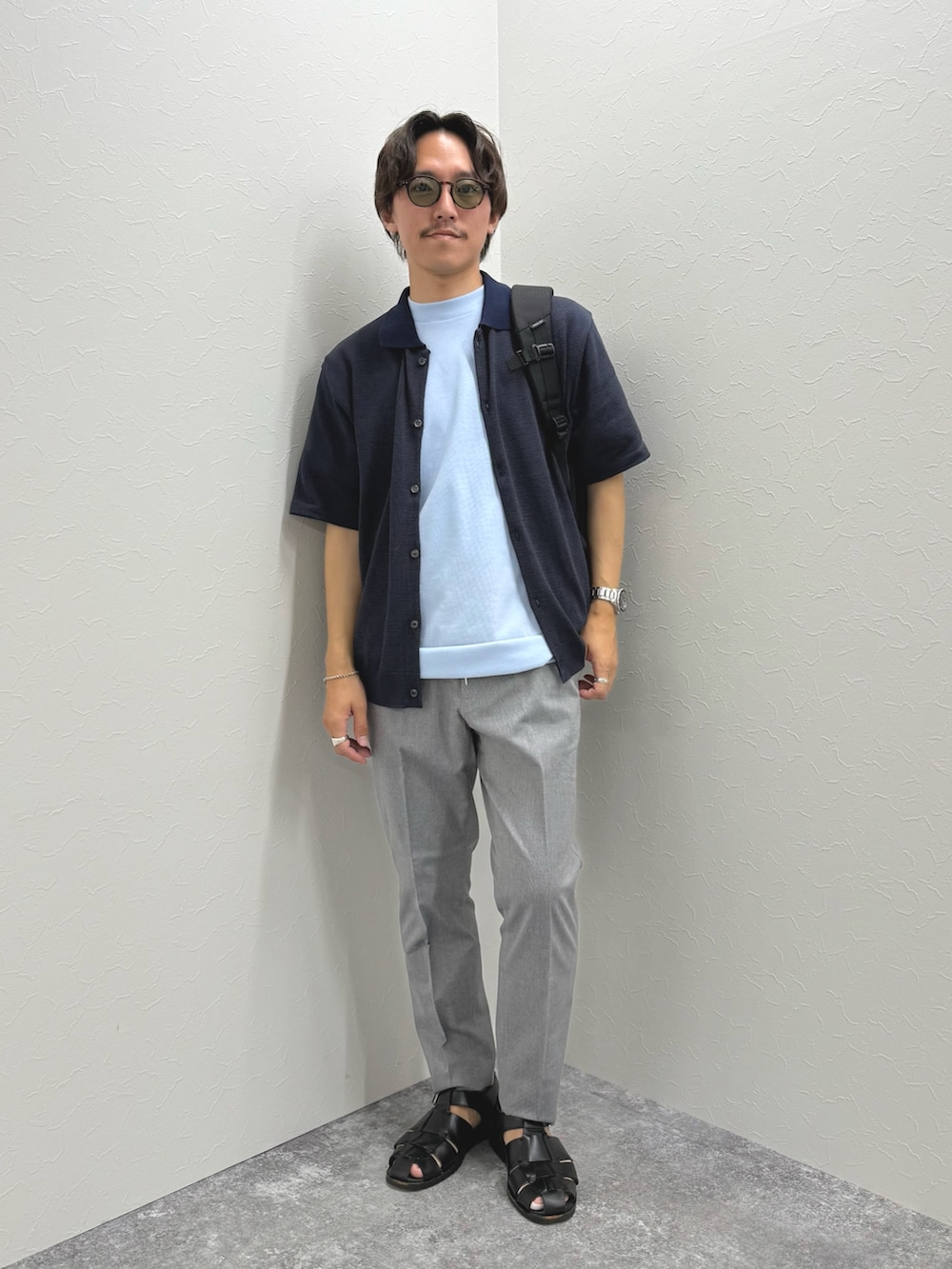 「サンダル、シャツスタイル、淡色コーデ、きれいめカジュアル、レイヤードスタイル、サングラス、Tシャツ、夏コーデ、大人コーデ、カジュアルコーデ、半袖シャツ、夏、ブルー、バッグ、カジュアル」｜「NOLLEY’Sの【SIX FUNCTIONS】ウォッシャブル コースボーダーニットシャツ 25SS（シャツ/ブラウス、ブルー系）」を使った、nishiokaさん（メンズ・169cm）の夏コーディネートの4枚目の写真