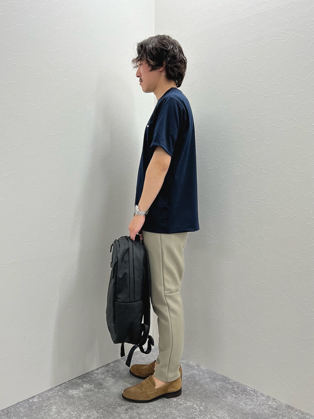 ブルー系のTシャツ/カットソー、ブラック系のバックパック/リュック、グリーン系のその他パンツを着用したメンズの春コーディネートの6枚目の写真