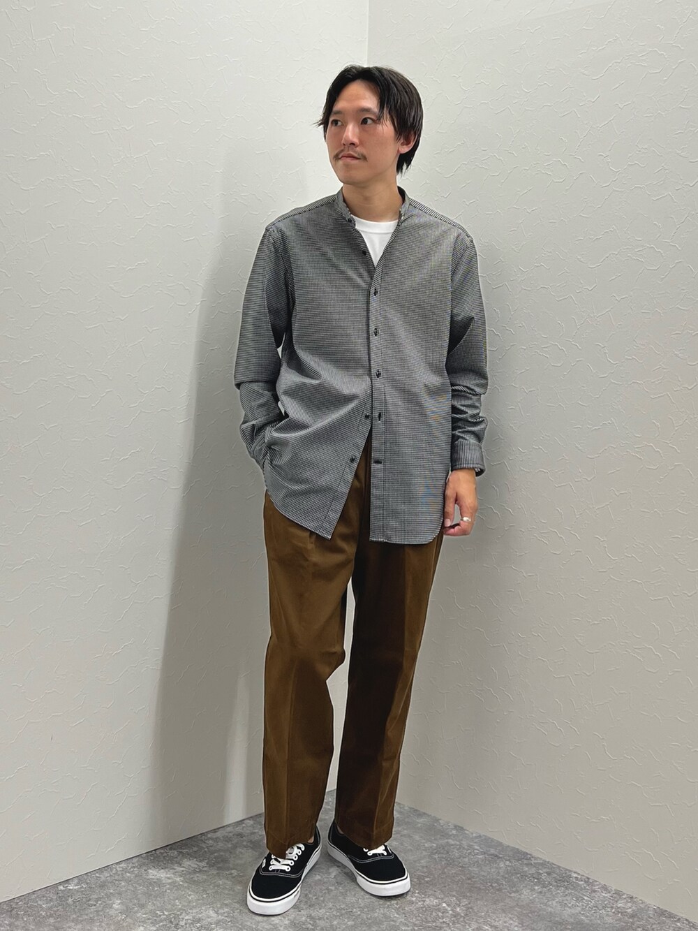 ホワイト系のシャツ/ブラウス、ホワイト系のTシャツ/カットソー、ブラック系のスニーカーを着用したメンズの秋コーディネートの5枚目の写真