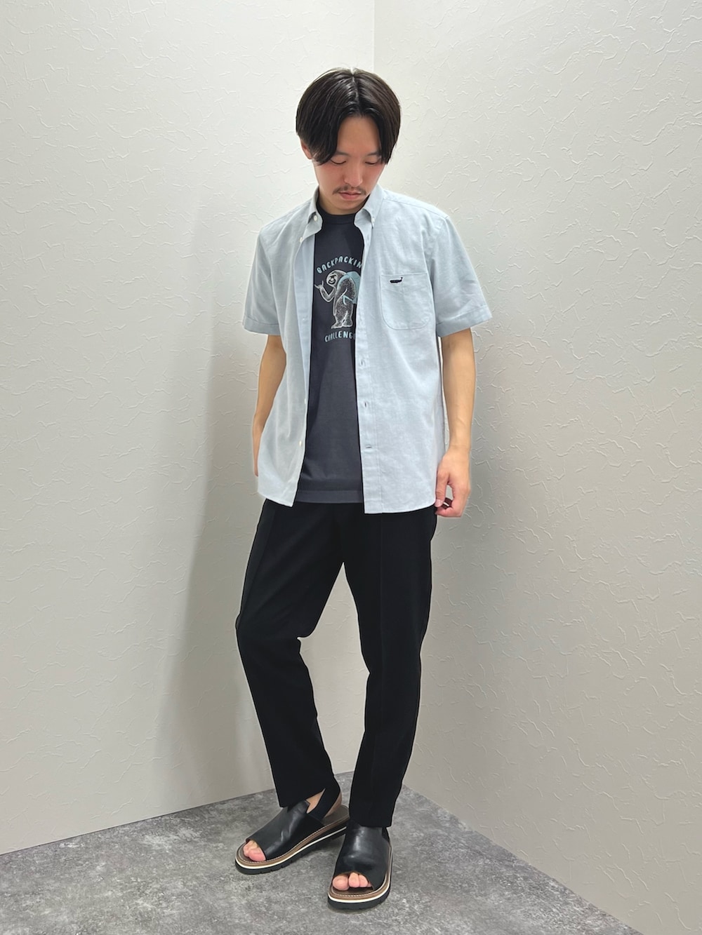ブルー系のシャツ/ブラウス、ブラック系のその他パンツ、ブラック系のサンダルを着用したメンズの春コーディネートの4枚目の写真