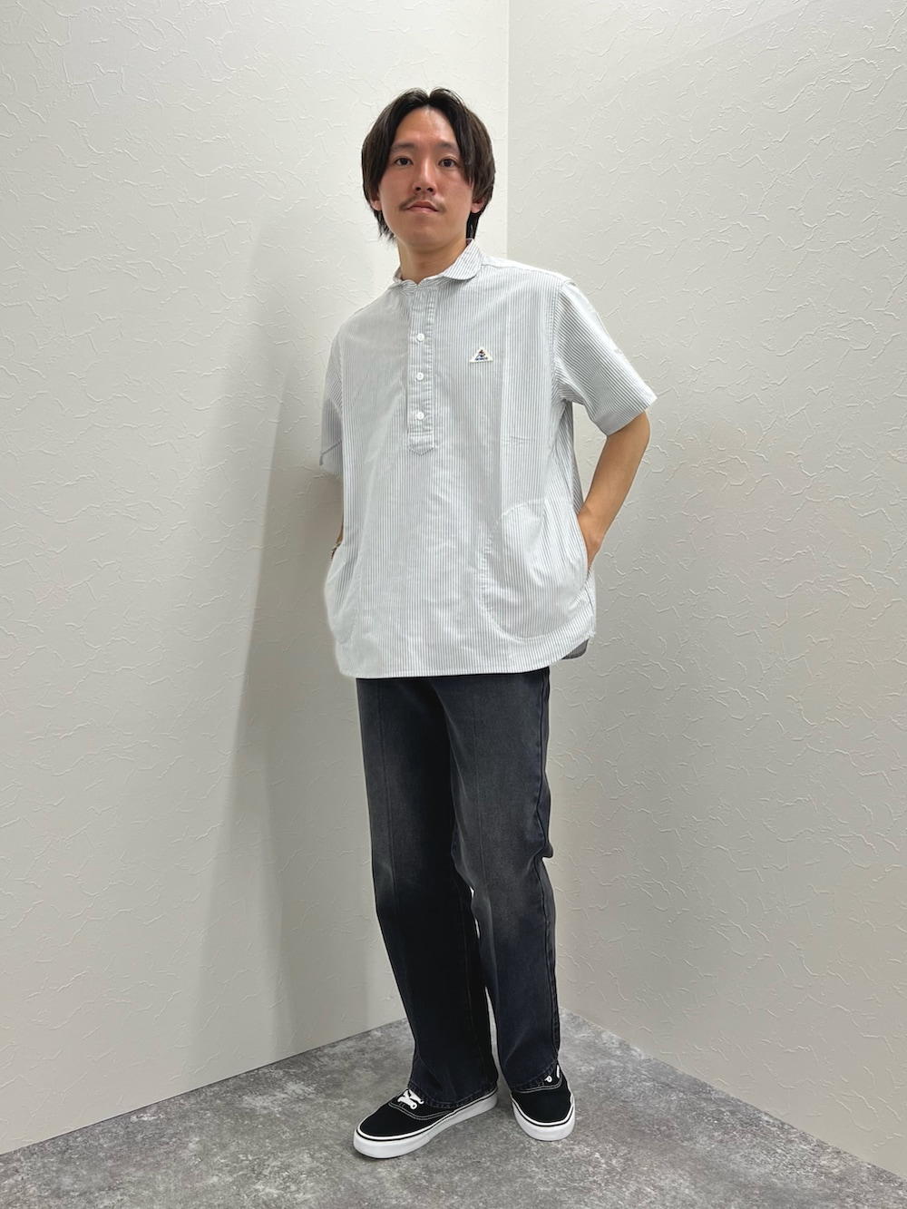 ブラック系のシャツ/ブラウス、グレー系のデニムパンツを着用したメンズの夏コーディネートの7枚目の写真