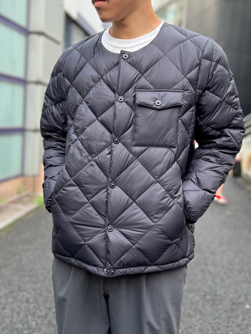 グレー系のその他パンツ、ブラック系のダウンジャケット/コートを着用したメンズの夏コーディネートの5枚目の写真