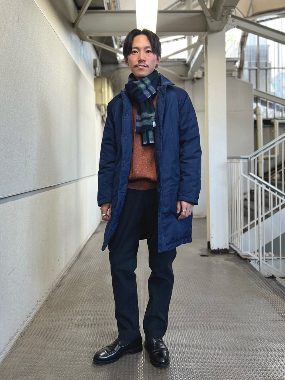 「レイヤードスタイル、冬アウター、チェック、休日スタイル、ロングコート、お出かけコーデ、コート、マフラー、きれいめカジュアル、ダウン、お洒落さんとつながりたい、おでかけコーデ、秋冬、オトナカジュアル、ニット」｜「TAIONの【TAION/タイオン】別注ダウンステンカラーコート（ダウンジャケット/コート、ブルー系）」を使った、nishiokaさん（メンズ・169cm）の冬コーディネートの3枚目の写真