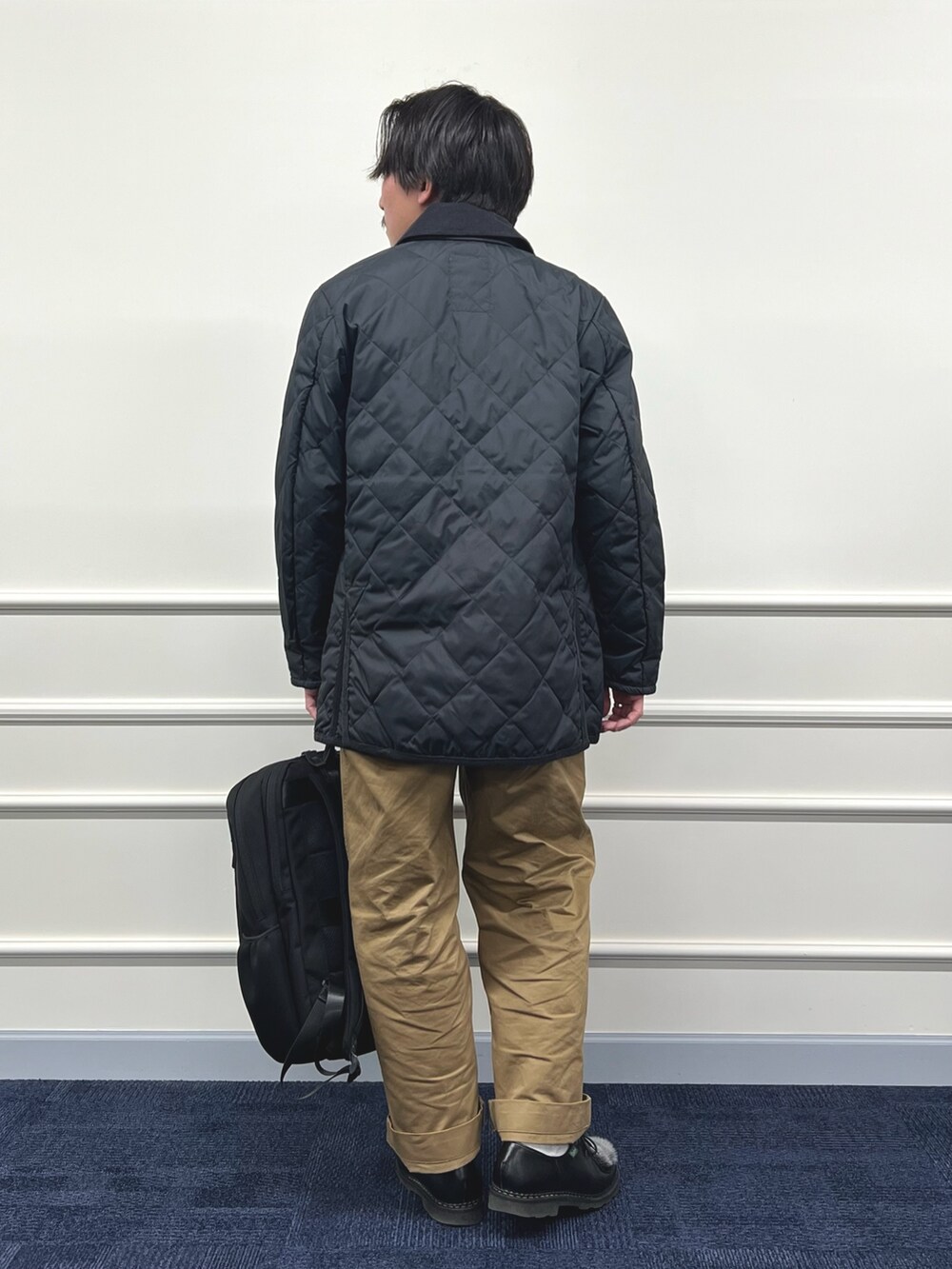 グレー系のダウンジャケット/コート、ホワイト系のシャツ/ブラウス、ブルー系のカーディガン/ボレロを着用したメンズの冬コーディネートの7枚目の写真