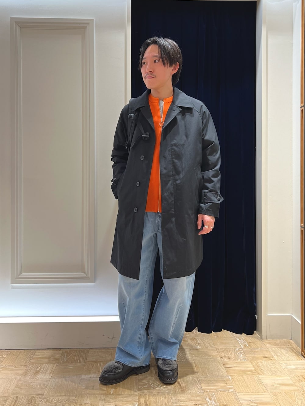 「デニム、冬アウター、ワイドパンツ、レイヤードスタイル、春色、休日スタイル、シンプルコーデ、カジュアルコーデ、コート、春コーデ、ダウンベスト、オーバーサイズ、バックパック、春、24ssトレンド」|「TAIONの【TAION/タイオン】CR別注ステンカラーコート(ステンカラーコート、ブラック系)」を使った、nishiokaさん(メンズ・169cm)の冬コーディネートの3枚目の写真