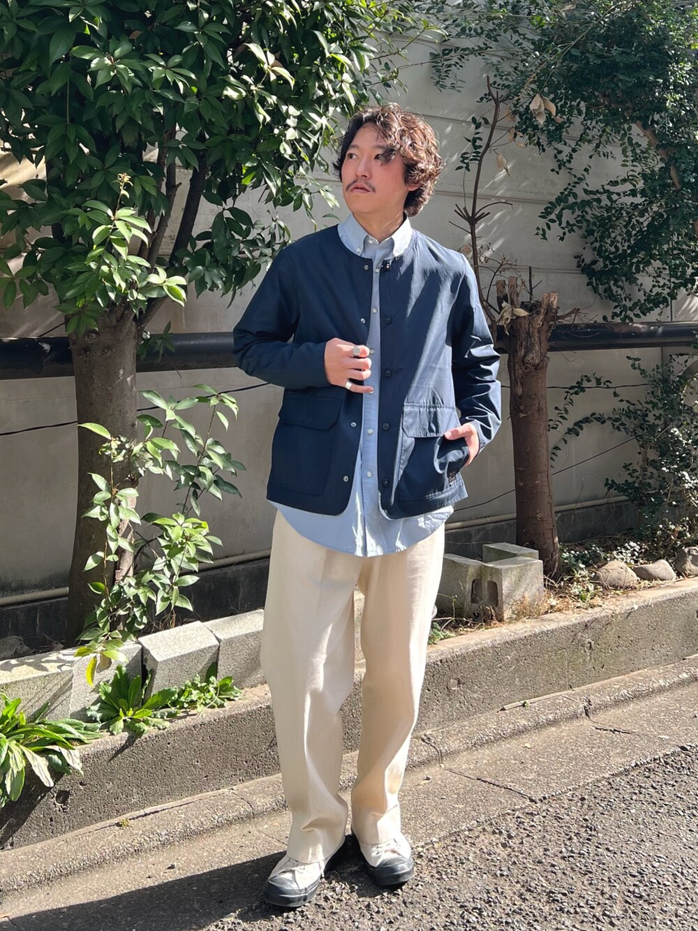 「シャツスタイル、春服コーデ、休日スタイル、シンプルスタイル、お出かけコーデ、きれいめカジュアル、春、カジュアル、カジュアルコーデ、春コーデ、春夏コーデ、ナイロンジャケット、リラックススタイル、スニーカー」｜「TAIONの【TAION/タイオン】ノンダウン ミリタリー リバーシブル クルーネックカーディガン（ブルゾン、ブルー系）」を使った、nishiokaさん（メンズ・169cm）の春コーディネートの4枚目の写真