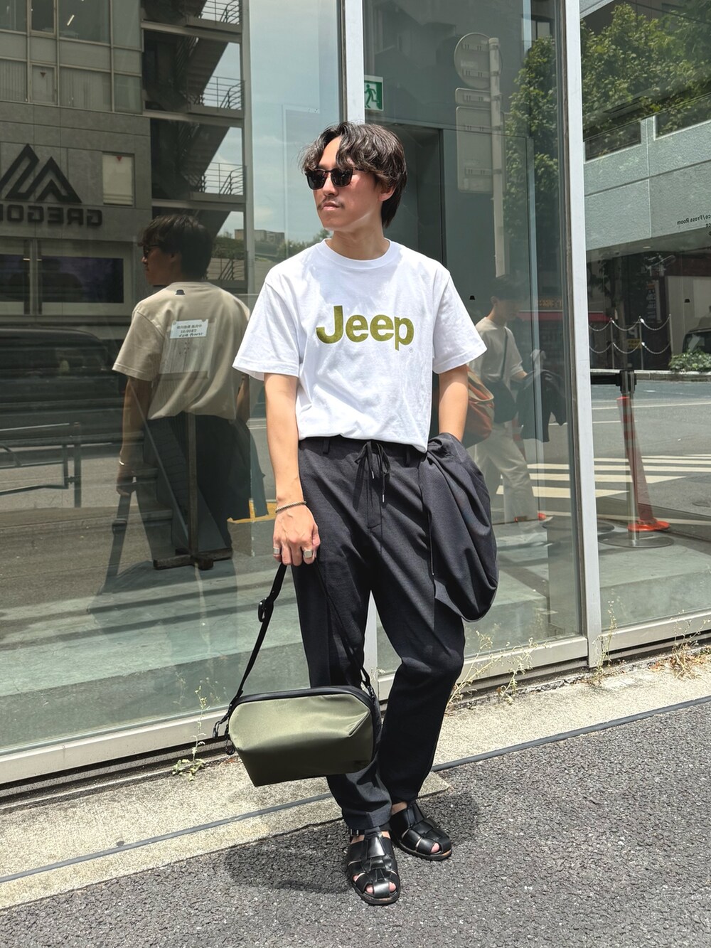 「レイヤードスタイル、サンダル、白Tシャツ、セットアップ、きれいめカジュアル、Tシャツ、夏コーデ、オトナカジュアル、休日スタイル、カジュアル、カジュアルコーデ、夏、サングラス、ショルダーバッグ、プリントT」|「NOLLEY’Sの【Primeflex】《速乾/ストレッチ》ジップシャツブルゾン 25SS(ブルゾン、グレー系)」を使った、nishiokaさん(メンズ・169cm)の夏コーディネートの3枚目の写真