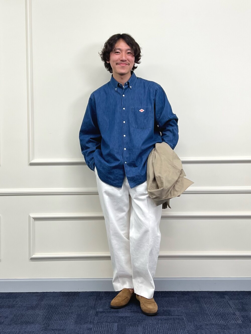 ベージュ系のミリタリージャケット、ブルー系のシャツ/ブラウス、ブラック系のバックパック/リュックを着用したメンズの春コーディネートの4枚目の写真