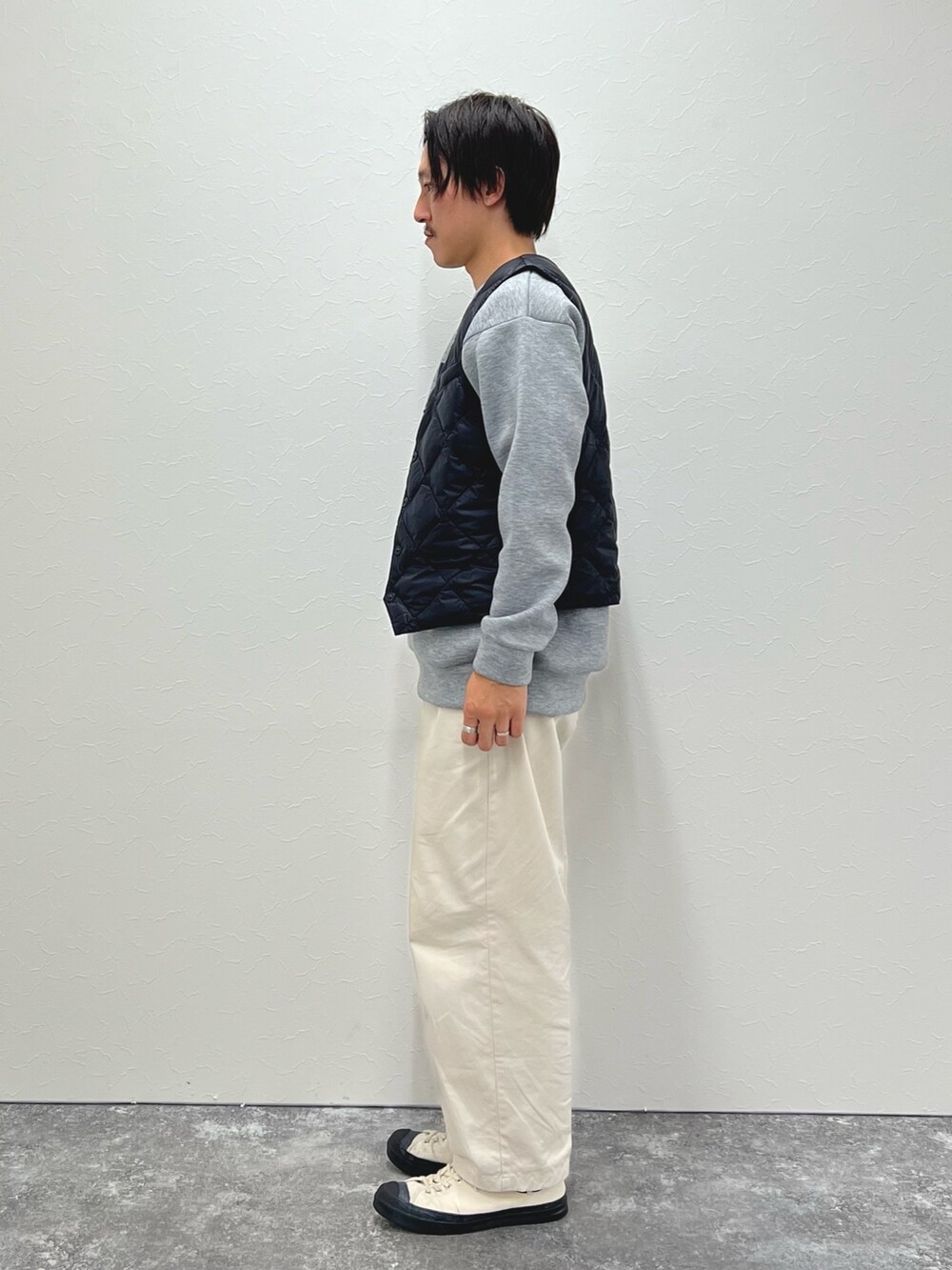 ブラック系のダウンベスト、グレー系のスウェットを着用したメンズの秋コーディネートの5枚目の写真