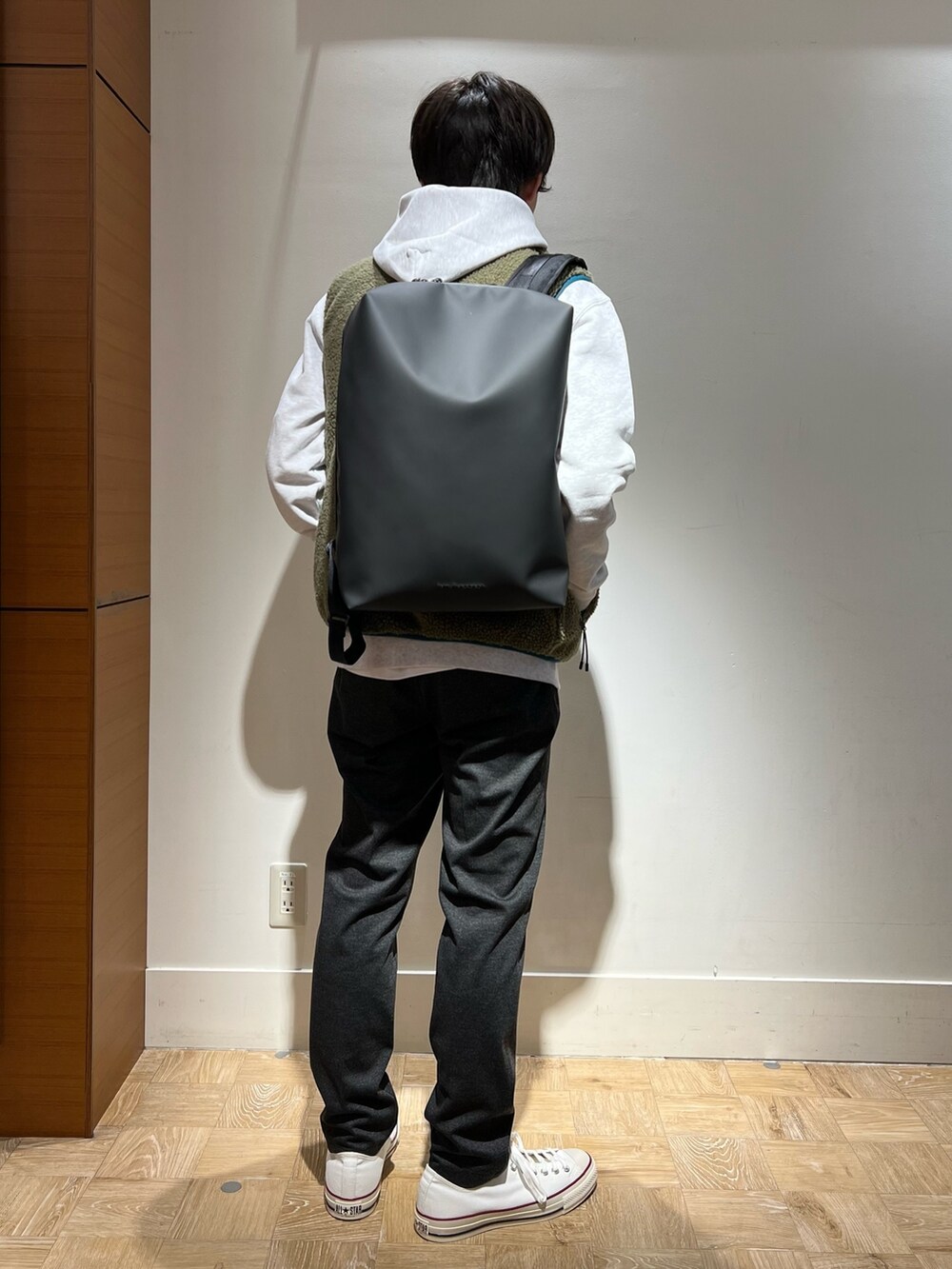 「重ね着ベストシーズン、休日スタイル、ストリート、レイヤードスタイル、スウェット、ダウンベスト、パーカー、オトナカジュアル、おしゃれさんと繋がりたい、スニーカーコーデ、いいね、save、フォローお願いします🤑、ボア、アウトドアスタイル」|「CONVERSEの【CONVERSE/コンバース】ALL STAR US OX キャンバススニーカー(スニーカー、ホワイト系)」を使った、nishiokaさん(メンズ・169cm)の秋コーディネートの5枚目の写真