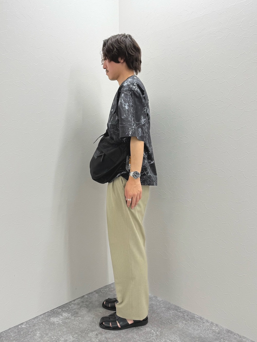 「サンダル、黒Tシャツ、ショルダーバッグ、グルカサンダル、Tシャツ、夏コーデ、初夏コーデ、シンプルスタイル、シンプル、カジュアル、カジュアルコーデ、ラフ、夏」｜「TAIONの【TAION/タイオン】ノンダウン ミリタリー 半袖カットソー 25SS（Tシャツ/カットソー、ブラック系）」を使った、nishiokaさん（メンズ・169cm）の夏コーディネートの4枚目の写真