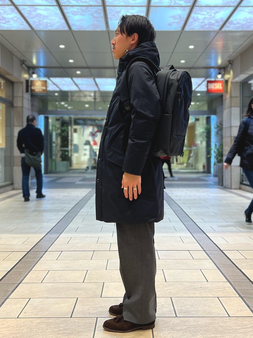 ブラック系のダウンジャケット/コート、ブラック系のバックパック/リュックを着用したメンズの冬コーディネートの4枚目の写真