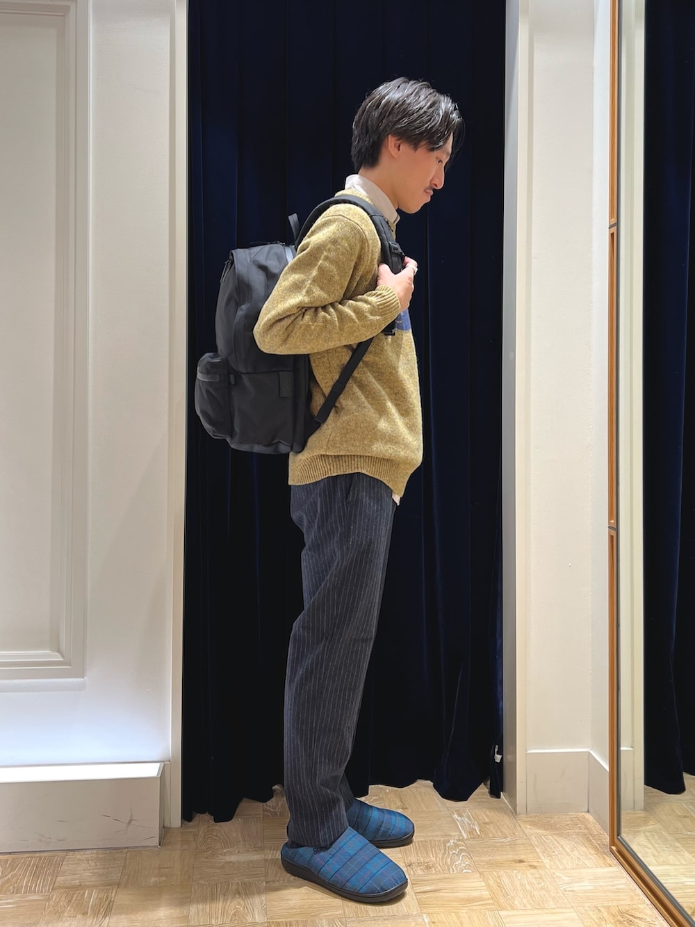 「レイヤードスタイル、お出かけコーデ、きれいめカジュアル、冬コーデ、ニット、カジュアルコーデ、低身長、大人カジュアル、秋冬コーデ、休日コーデ、SUBU、WEXLEY、ニットコーデ」｜「SUBUの【SUBU/スブ】PERMANENT F-LINE ウィンターサンダル（サンダル、ブルー系）」を使った、nishiokaさん（メンズ・169cm）の秋コーディネートの5枚目の写真
