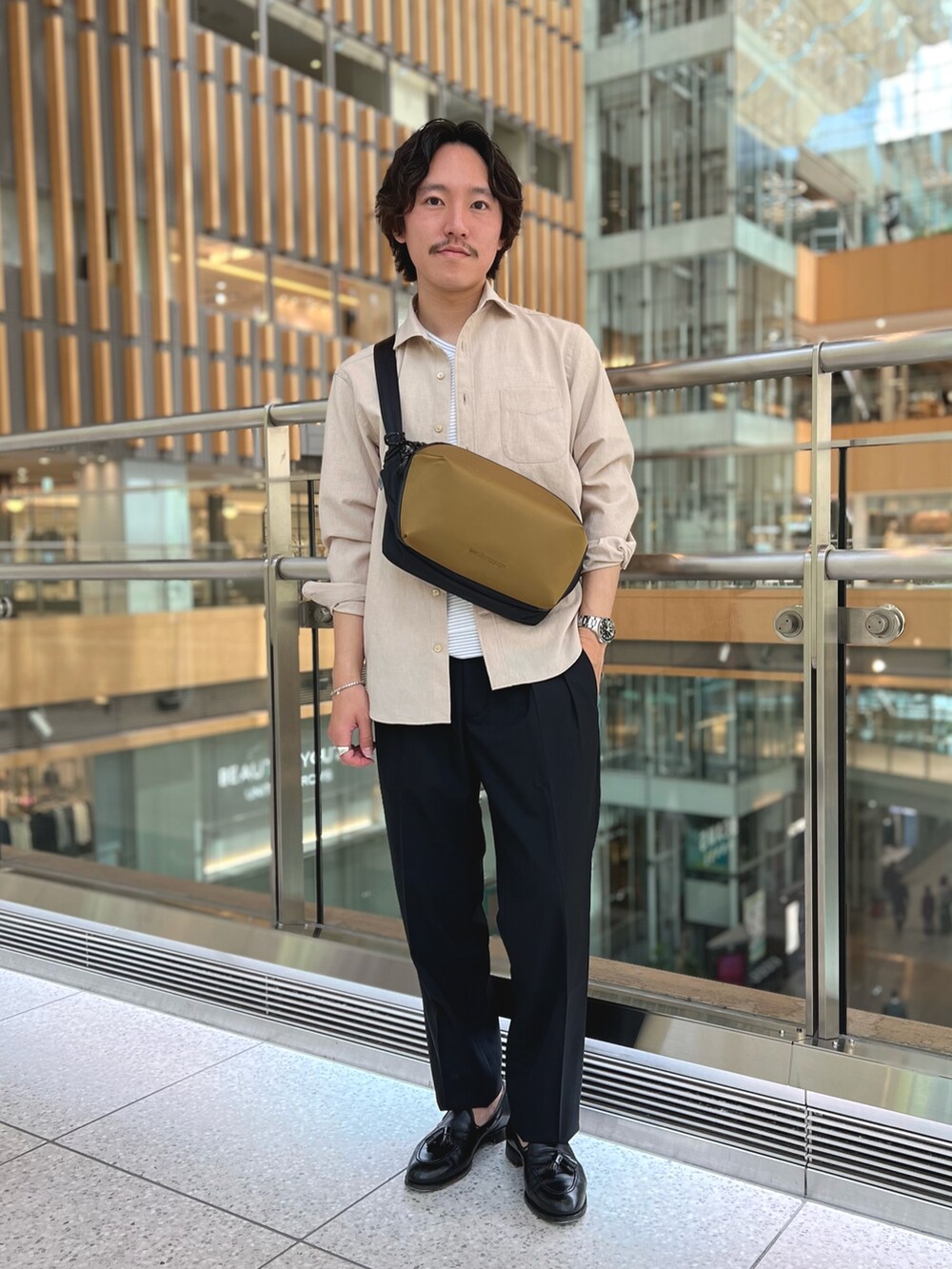 ベージュ系のシャツ/ブラウス、ホワイト系のTシャツ/カットソー、ブラック系のスラックスを着用したメンズの春コーディネートの5枚目の写真
