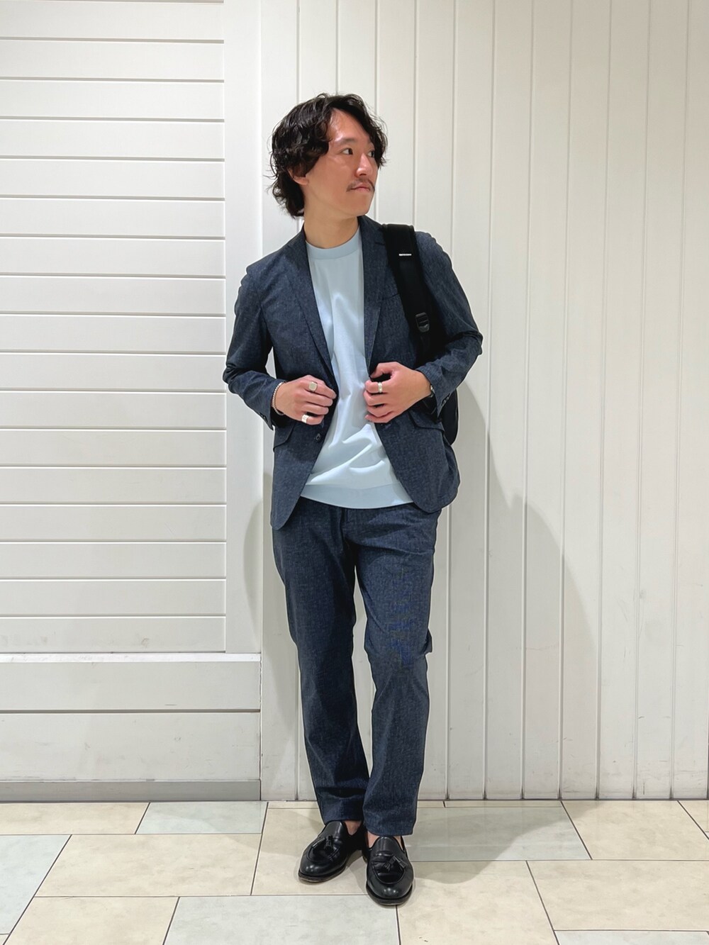 ブルー系のTシャツ/カットソー、ブルー系のテーラードジャケット、ブルー系のその他パンツを着用したメンズの春コーディネートの4枚目の写真