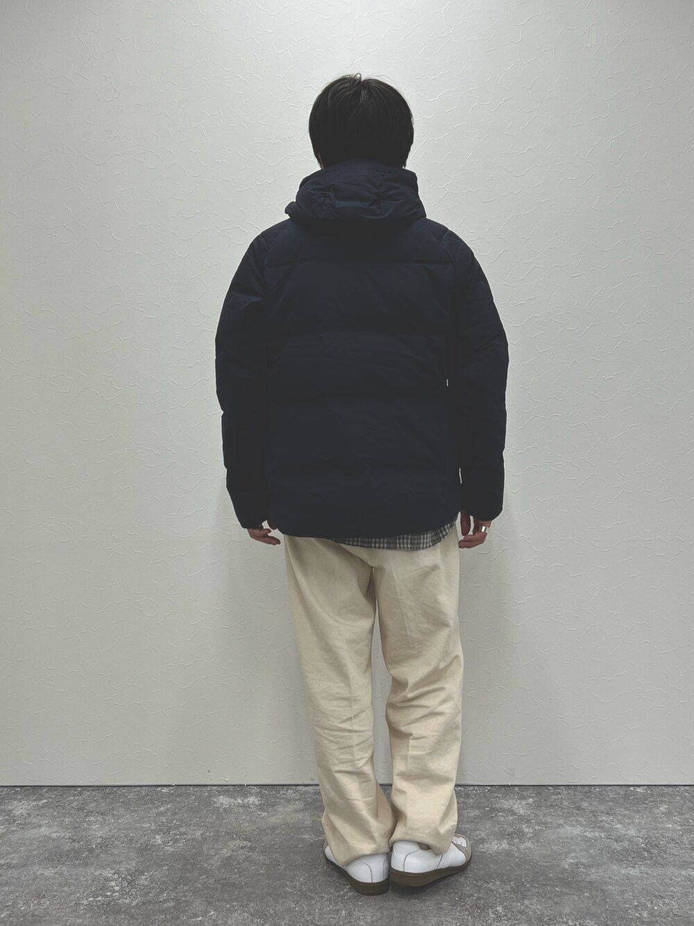 ホワイト系のシャツ/ブラウス、ブルー系のダウンジャケット/コートを着用したメンズの冬コーディネートの7枚目の写真