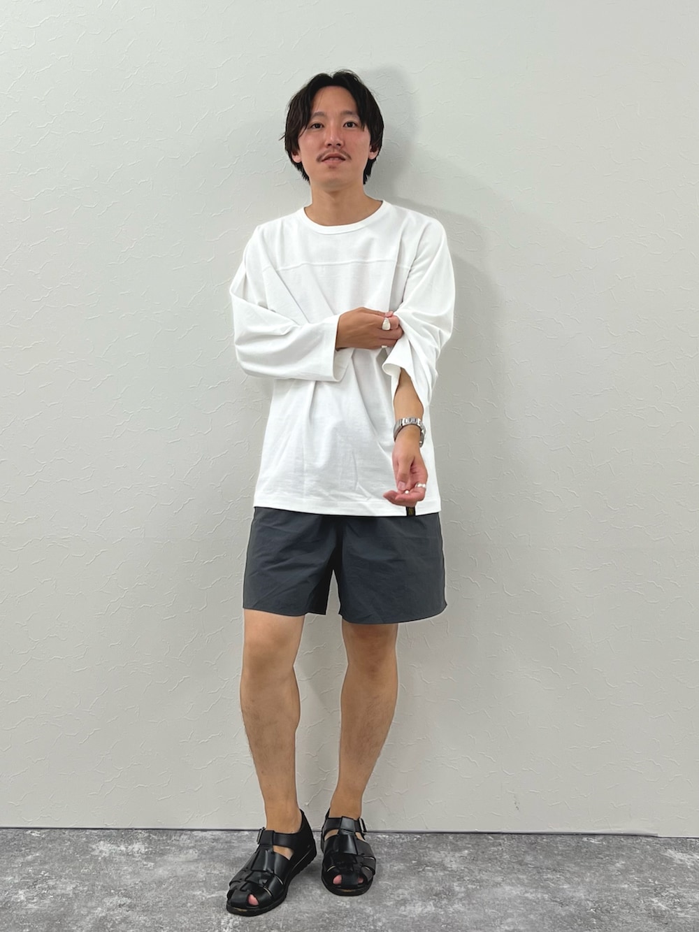 「フェススタイル、夏コーデ、ショートパンツ、サンダル、シンプル、ハーフパンツ、白Tシャツ、休日スタイル、休日コーデ、Tシャツ、シンプルスタイル、フットボールTシャツ」｜「NOLLEY’Sの《水陸両用》クジラ バーサタイルナイロンショーツ（その他パンツ、グレー系）」を使った、nishiokaさん（メンズ・169cm）の夏コーディネートの2枚目の写真