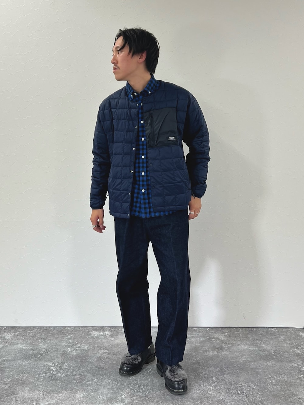 ブルー系のシャツ/ブラウス、ブルー系のダウンジャケット/コートを着用したメンズの秋コーディネートの2枚目の写真