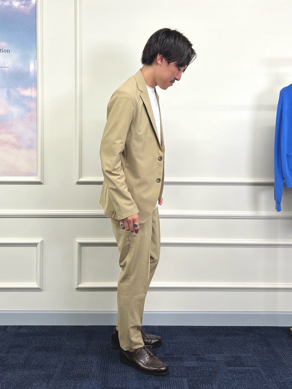 ベージュ系のテーラードジャケット、ブルー系のTシャツ/カットソー、ベージュ系のその他パンツを着用したメンズの夏コーディネートの6枚目の写真