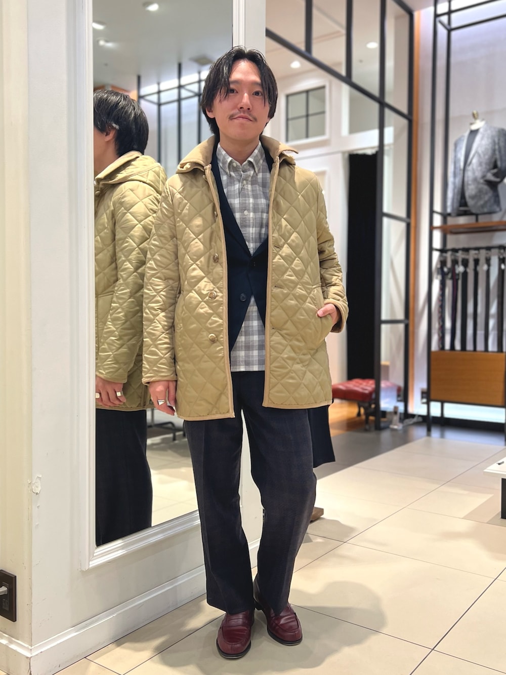 ベージュ系のブルゾン、ブルー系のテーラードジャケット、ブラウン系のローファーを着用したメンズの冬コーディネートの3枚目の写真