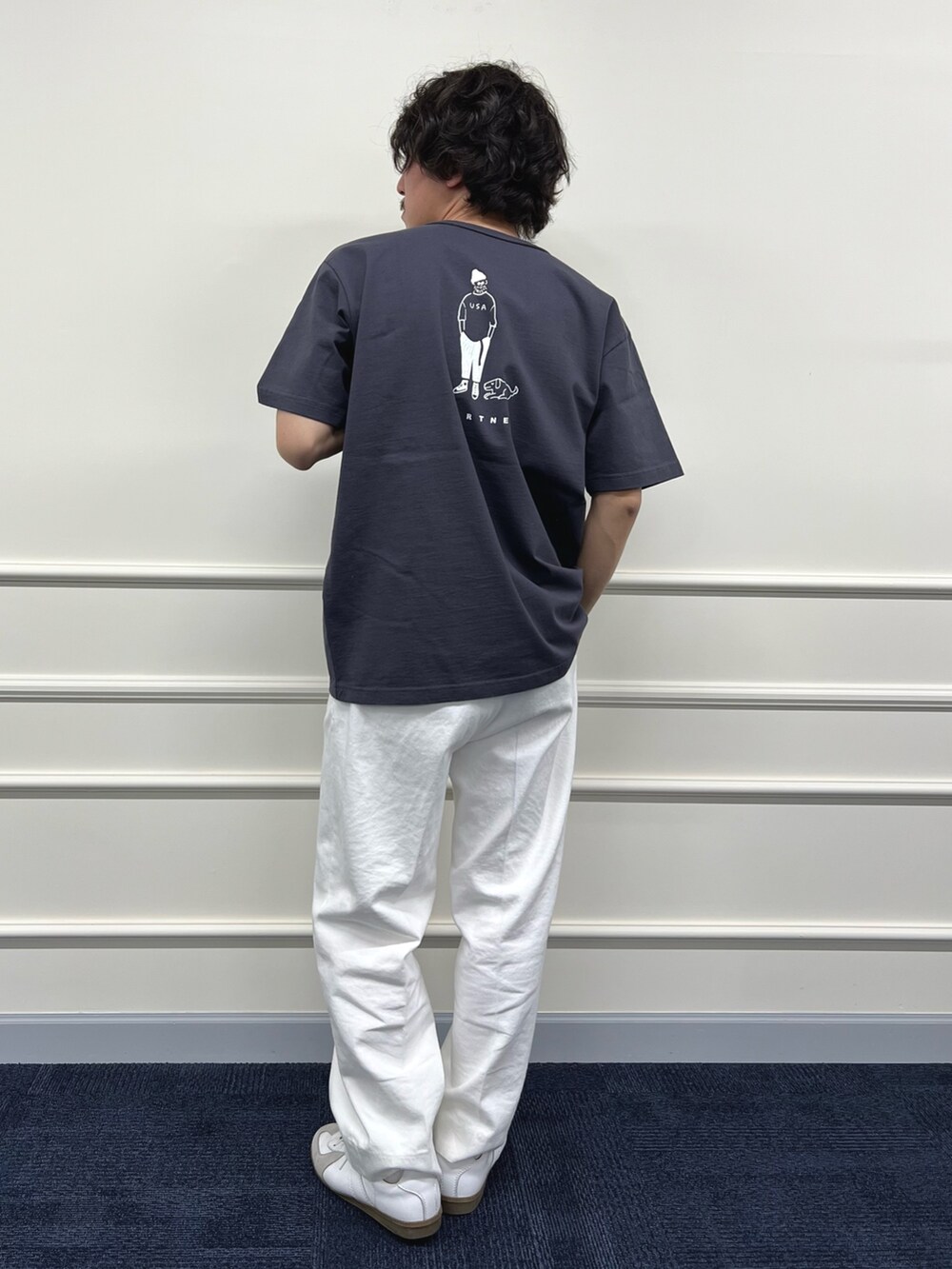 グレー系のTシャツ/カットソー、ホワイト系のデニムパンツを着用したメンズの冬コーディネートの4枚目の写真