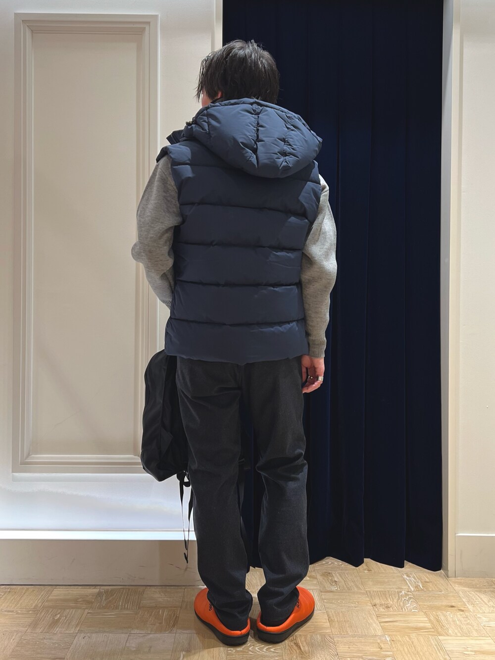 グレー系のニット/セーター、ブルー系のその他パンツ、オレンジ系のサンダルを着用したメンズの冬コーディネートの6枚目の写真