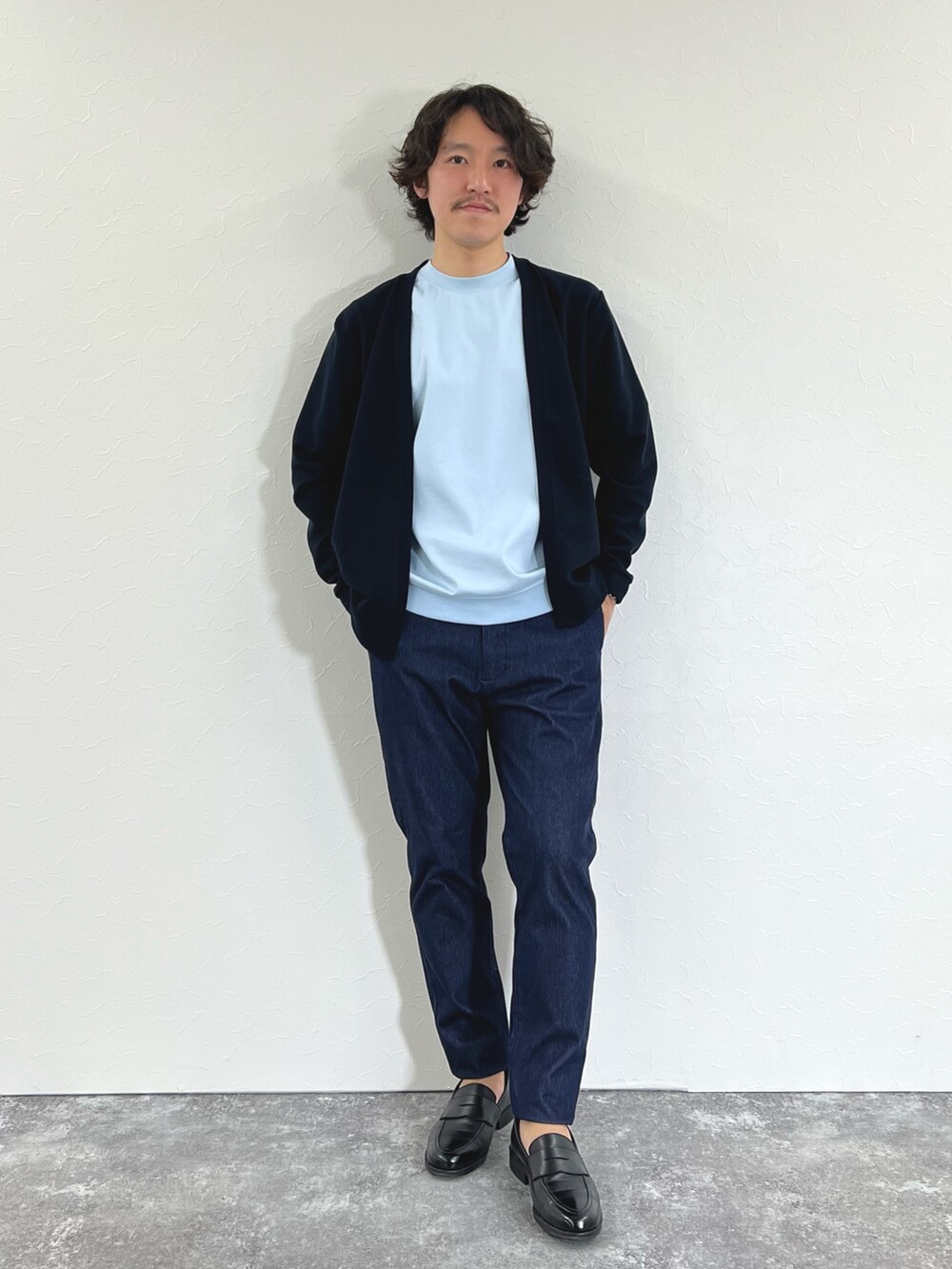 ブルー系のカーディガン/ボレロ、ブルー系のTシャツ/カットソー、ブルー系のチノパンツを着用したメンズの春コーディネートの2枚目の写真
