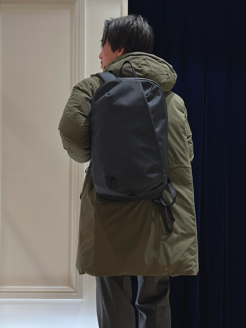 ブラック系のバックパック/リュック、グリーン系のシャツ/ブラウス、グリーン系のダウンジャケット/コートを着用したメンズの冬コーディネートの9枚目の写真