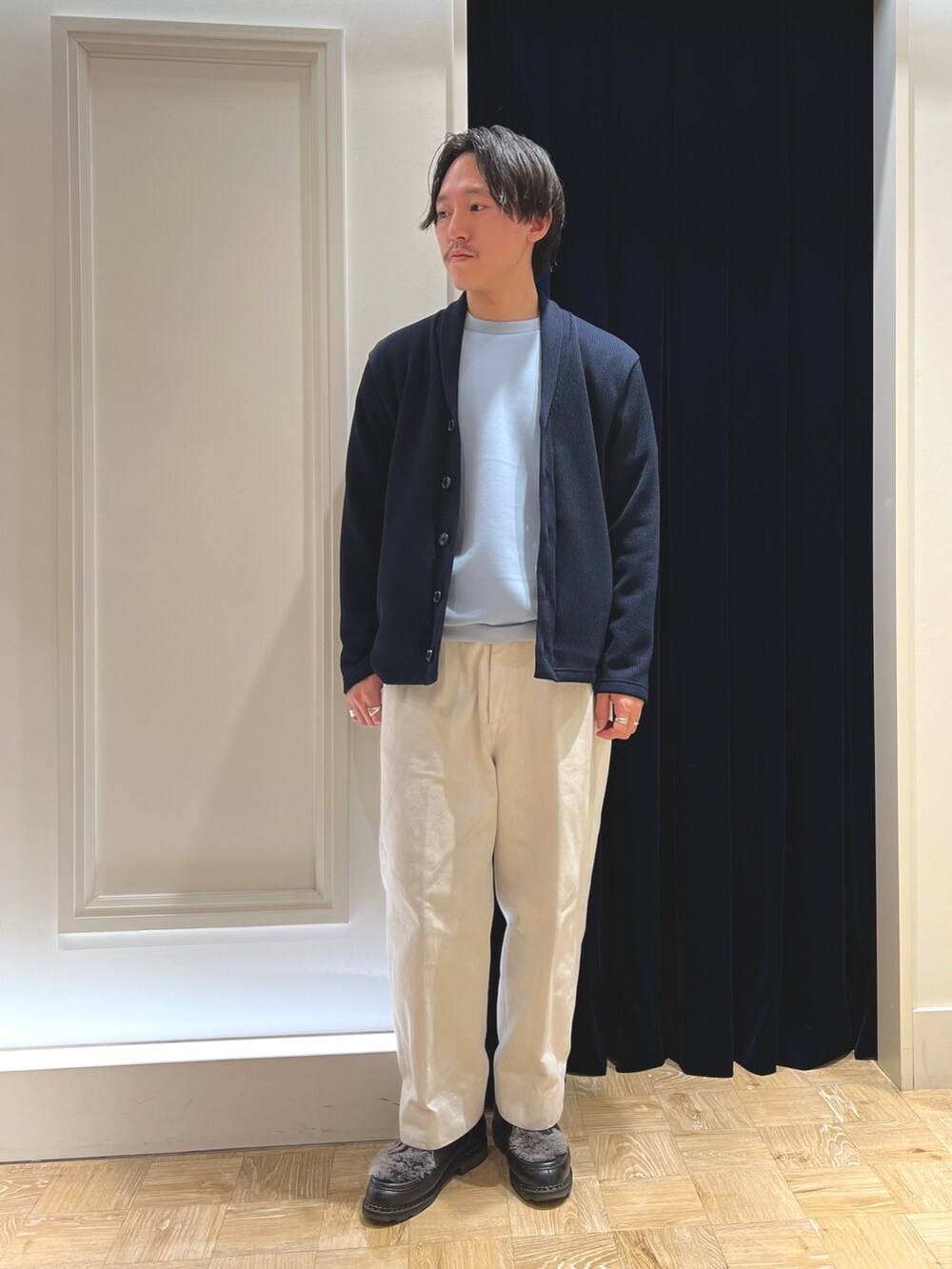 「シンプルコーデ、ニット、レイヤードスタイル、淡色コーデ、春色、休日スタイル、きれいめカジュアル、カーディガン、オトナカジュアル、スウェット、春コーデ」｜「NOLLEY'S goodmanのクォーターゲージ ショールカラーカーディガン（カーディガン/ボレロ、ブルー系）」を使った、nishiokaさん（メンズ・169cm）の冬コーディネートの2枚目の写真