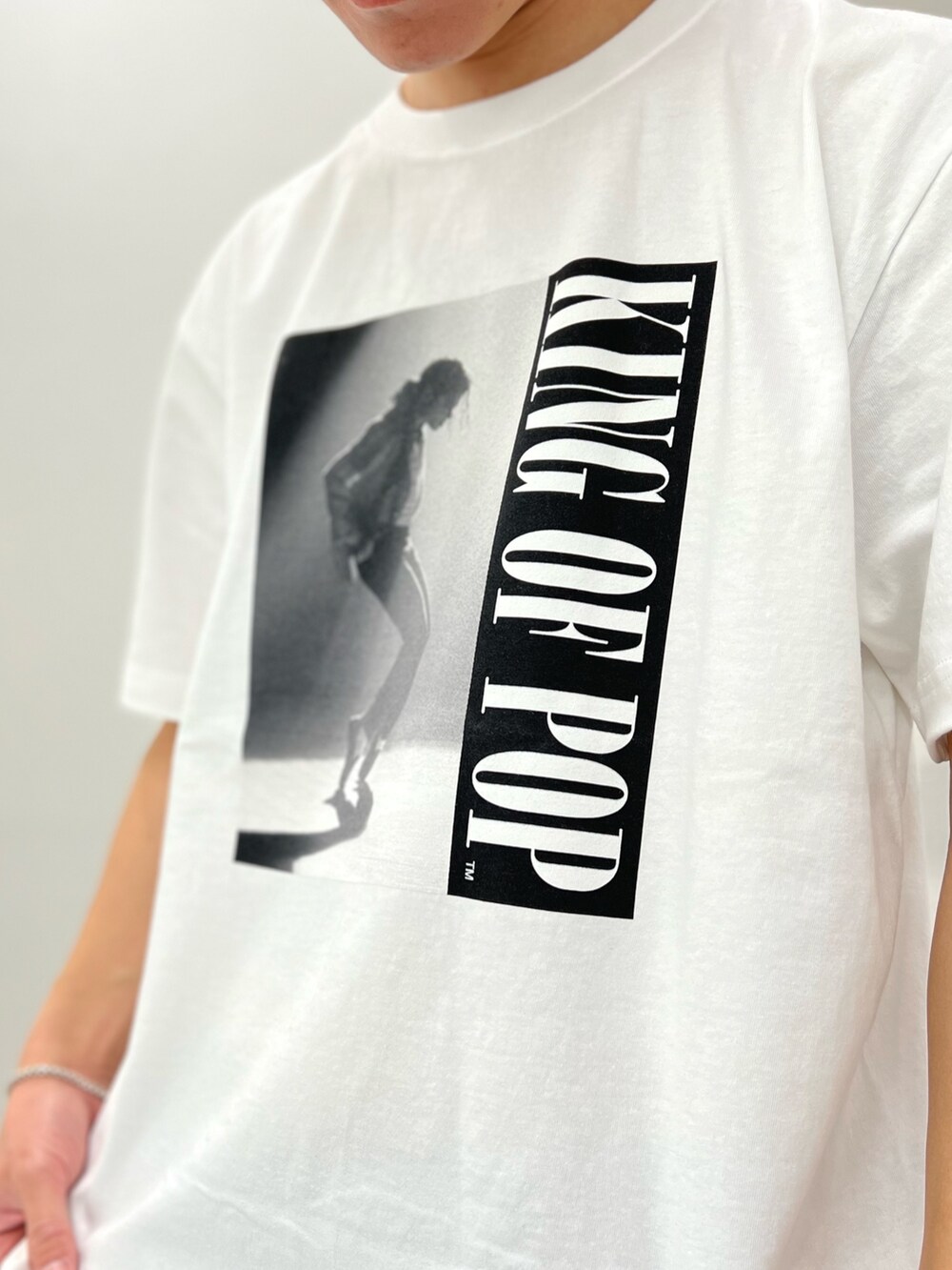 ホワイト系のTシャツ/カットソー、グレー系のトートバッグ、ブルー系のその他パンツを着用したメンズの春コーディネートの5枚目の写真