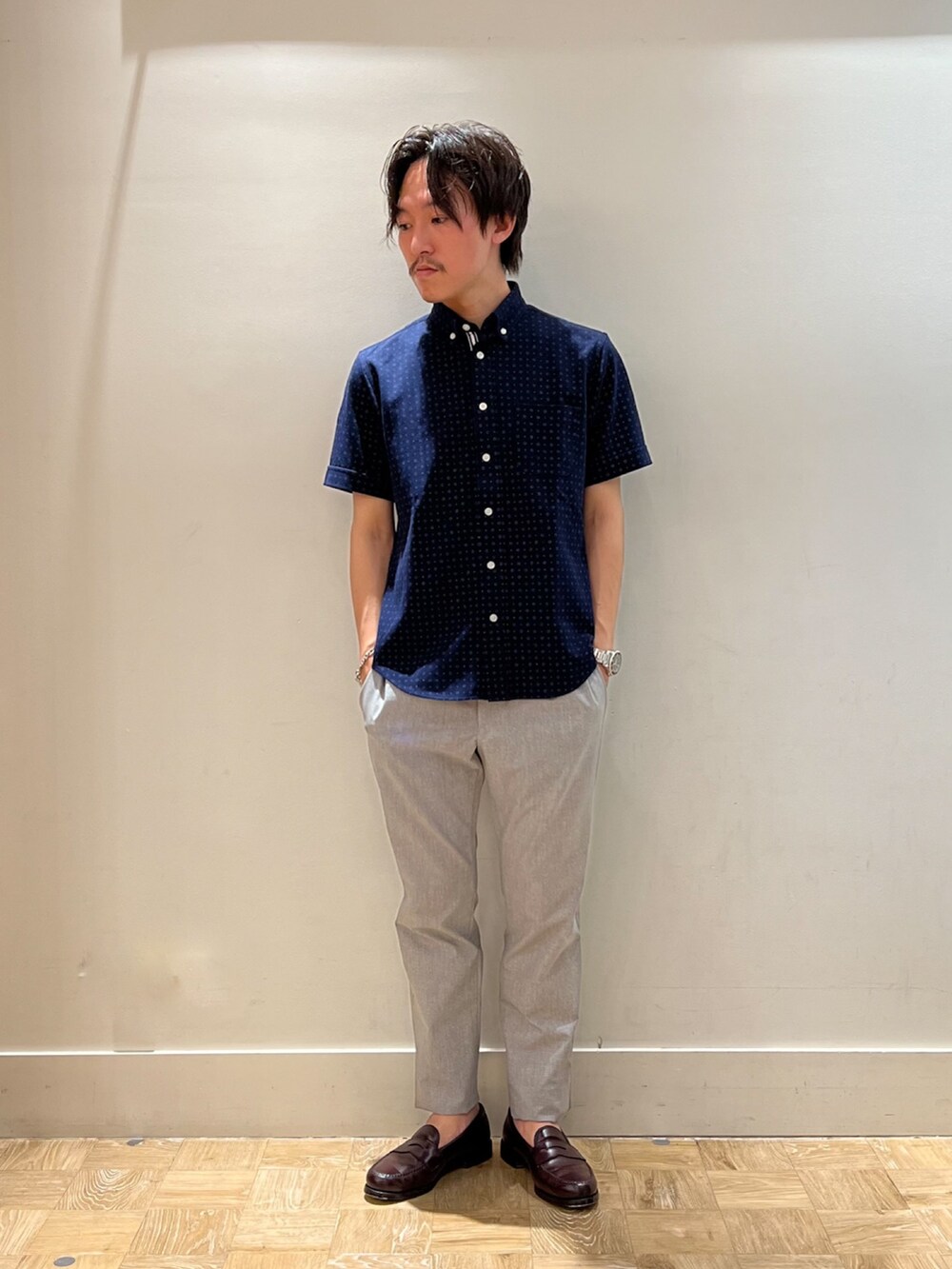 ブルー系のシャツ/ブラウス、ベージュ系のその他パンツを着用したメンズの夏コーディネートの2枚目の写真