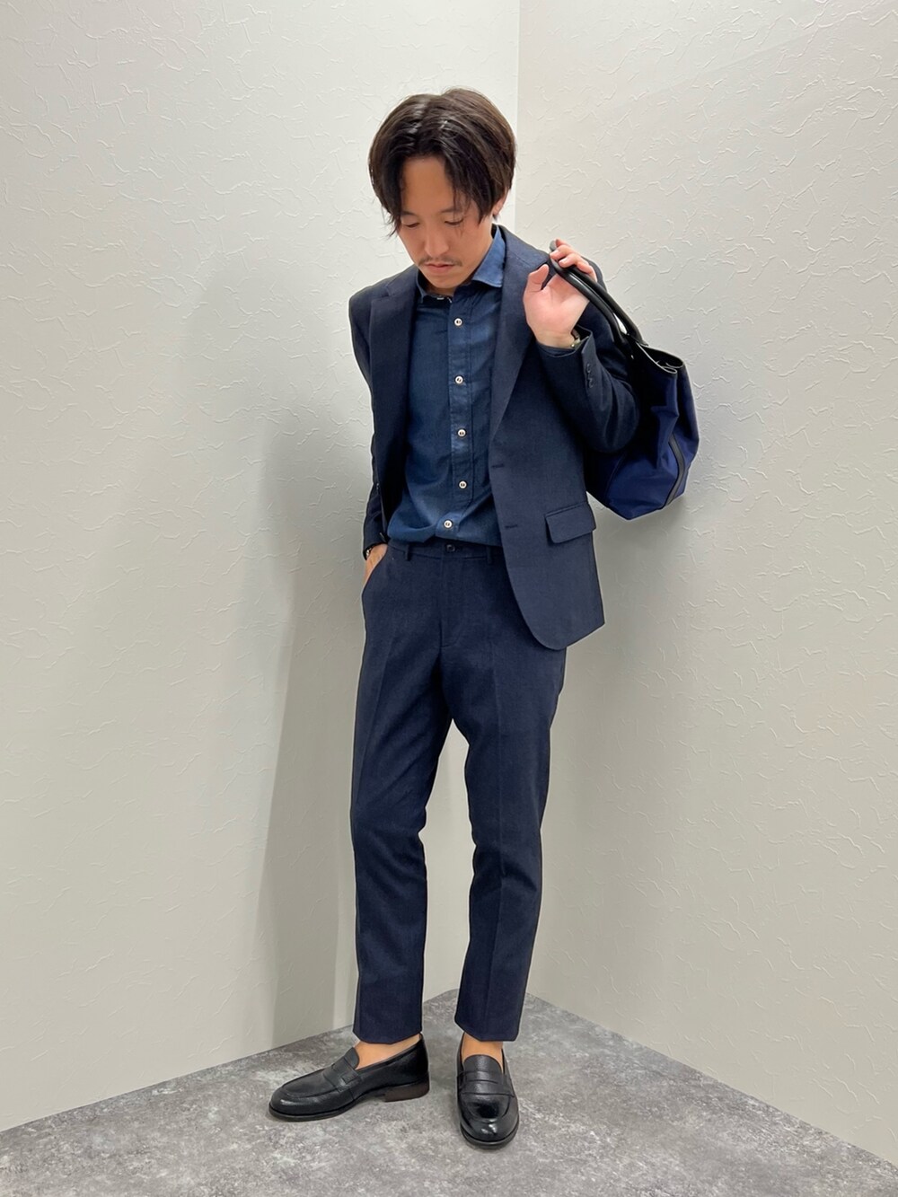 ブルー系のテーラードジャケット、ブルー系のその他パンツ、ブルー系のトートバッグを着用したメンズの秋コーディネートの3枚目の写真