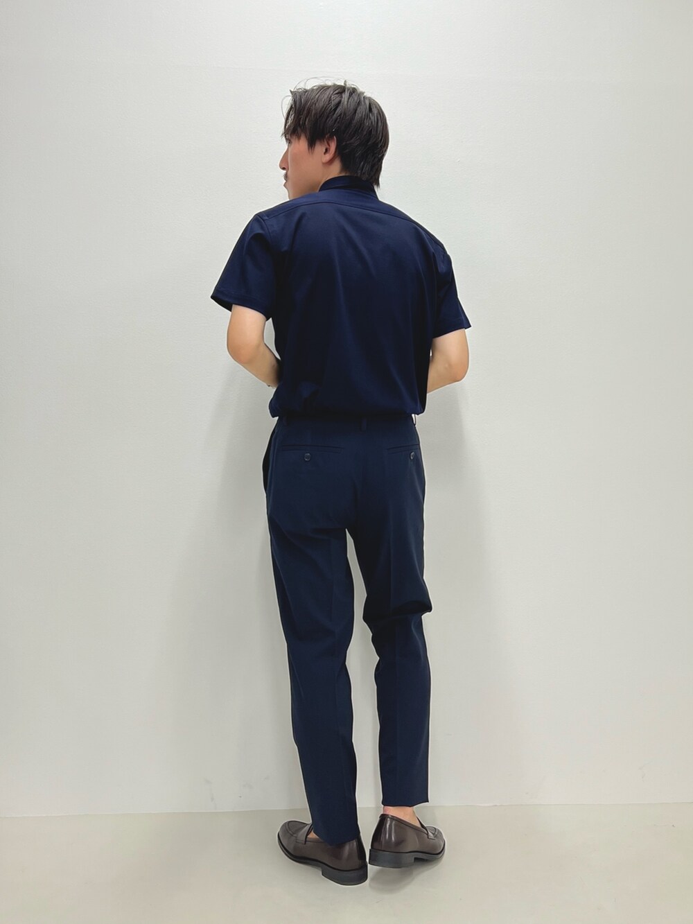 「休日スタイル、きれいめカジュアル、シンプル、夏コーデ、メンズコーデ、シンプルスタイル、ポロシャツ、ワントーン、ワントーンコーデ、カジュアル、ネイビー、ローファー」｜「NOLLEY’Sのレザーコインローファー フェニックス 本革 日本製（ローファー、ブラウン系）」を使った、nishiokaさん（メンズ・169cm）の夏コーディネートの6枚目の写真