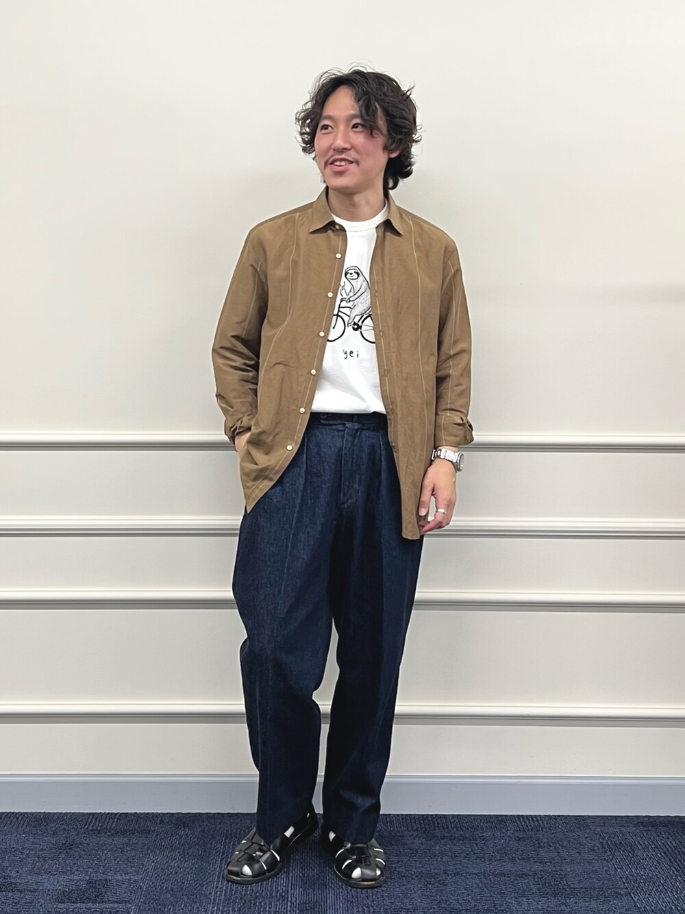 ホワイト系のTシャツ/カットソー、ベージュ系のシャツ/ブラウス、ブルー系のデニムパンツを着用したメンズの春コーディネートの4枚目の写真