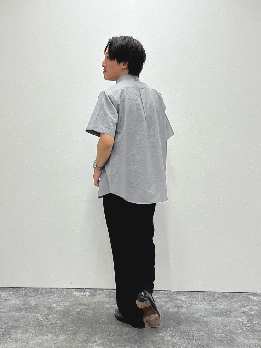 ベージュ系のシャツ/ブラウス、ブラック系のローファー、ブラック系のTシャツ/カットソーを着用したメンズの夏コーディネートの6枚目の写真