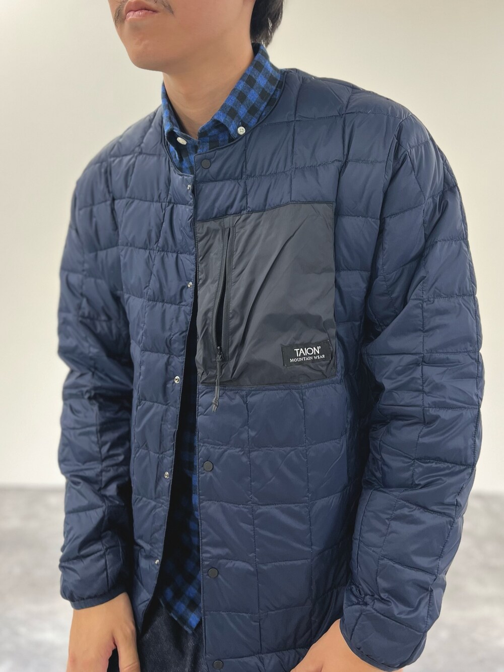 ブルー系のシャツ/ブラウス、ブルー系のダウンジャケット/コートを着用したメンズの秋コーディネートの6枚目の写真