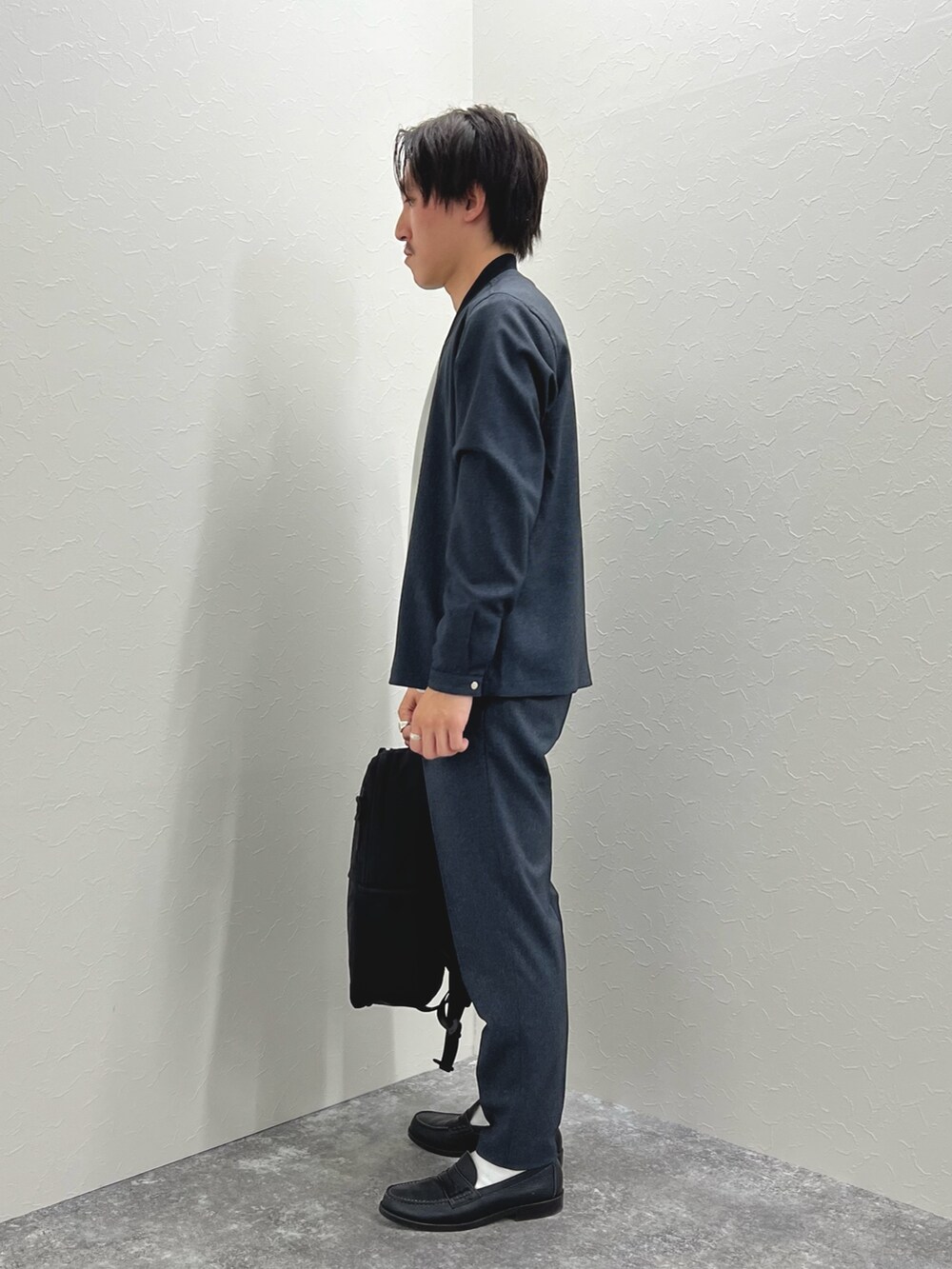 グレー系のブルゾン、グレー系のTシャツ/カットソー、グレー系のその他パンツを着用したメンズの秋コーディネートの4枚目の写真