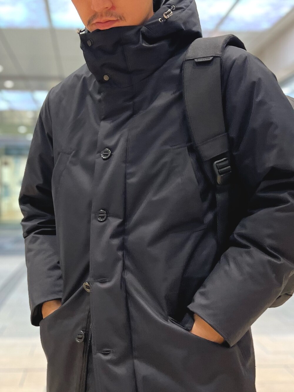 ブラック系のダウンジャケット/コート、ブラック系のバックパック/リュックを着用したメンズの冬コーディネートの6枚目の写真