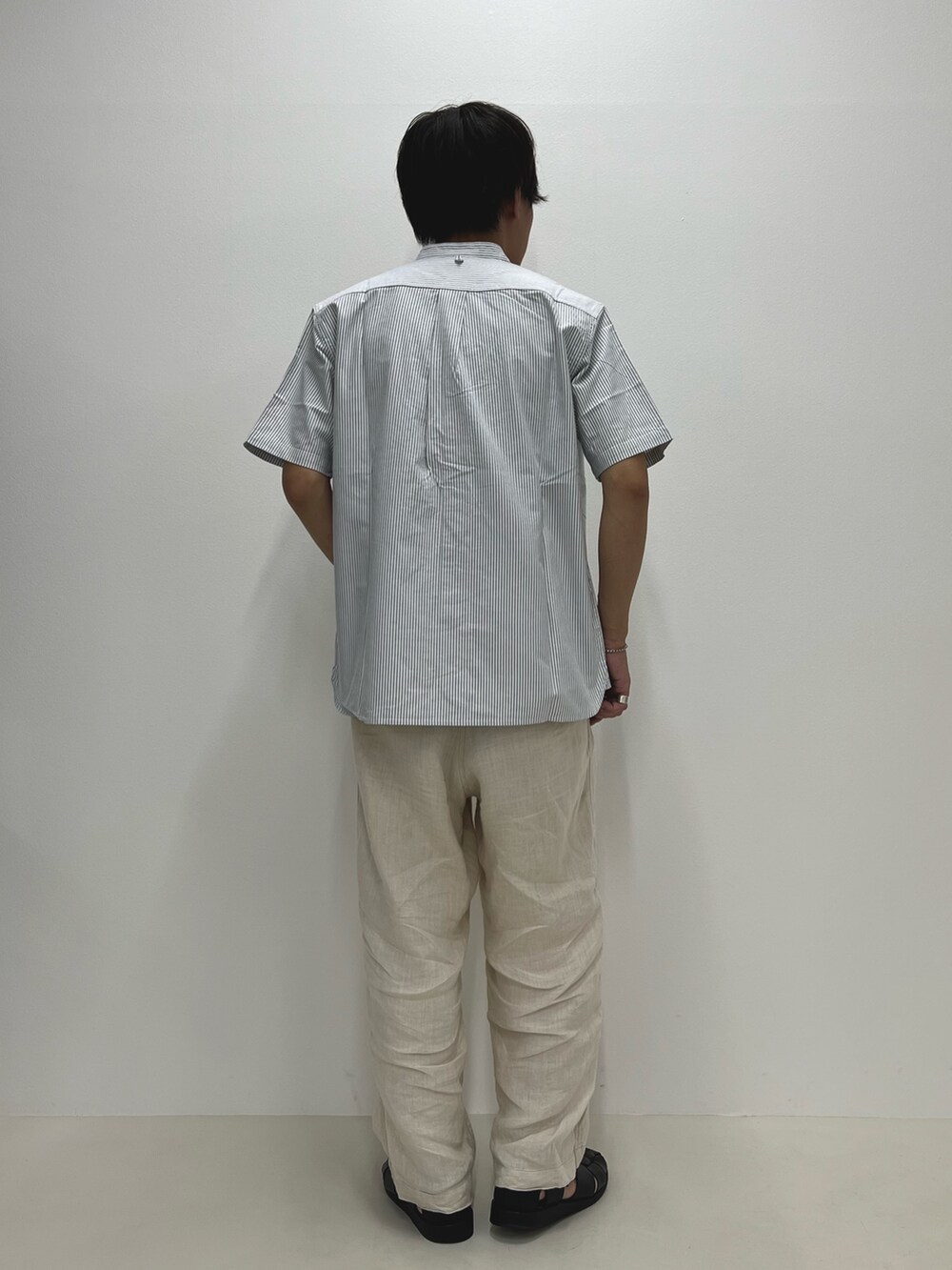 ブラック系のシャツ/ブラウス、ホワイト系のTシャツ/カットソー、ブラック系のサンダルを着用したメンズの夏コーディネートの6枚目の写真